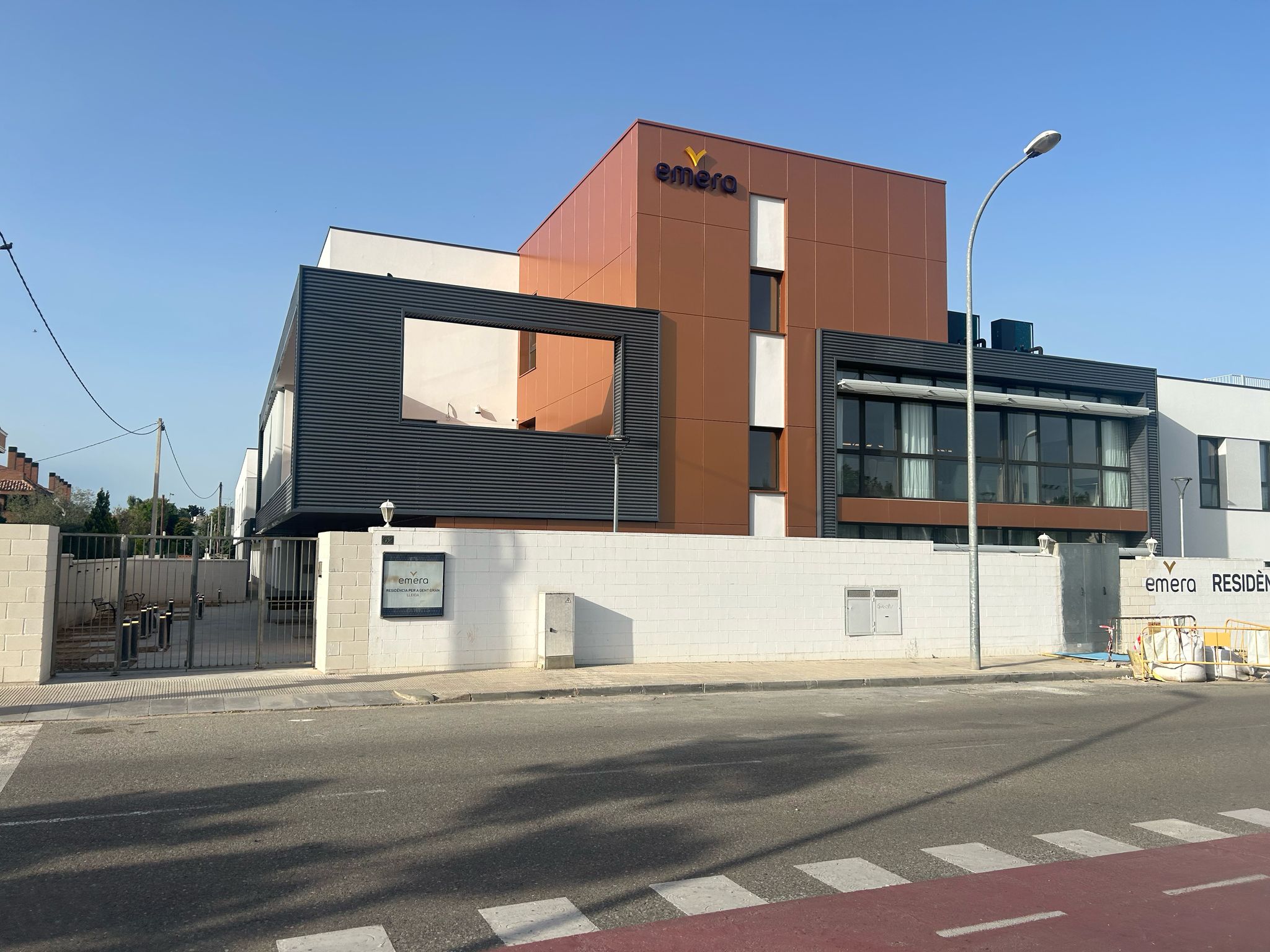 fachada con panel composite alucobond